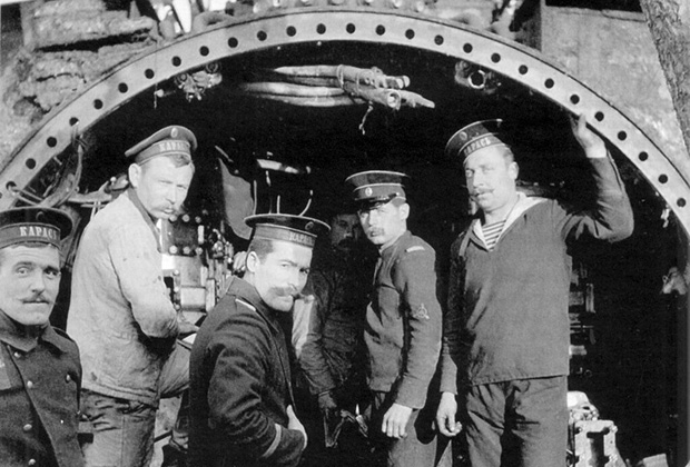 Русские моряки-подводники экипажа лодки «Карась» (тип «Карп»). 1905 год.