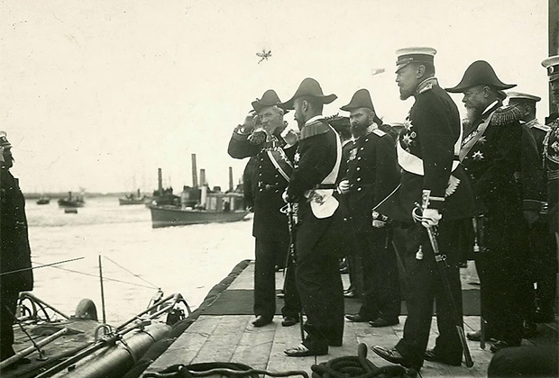 Российский император Николай II осматривает первую русскую подводную лодку