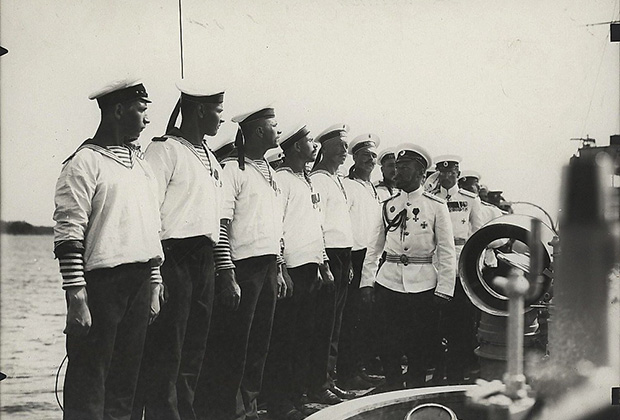 Николай II знакомится с экипажами подводных лодок