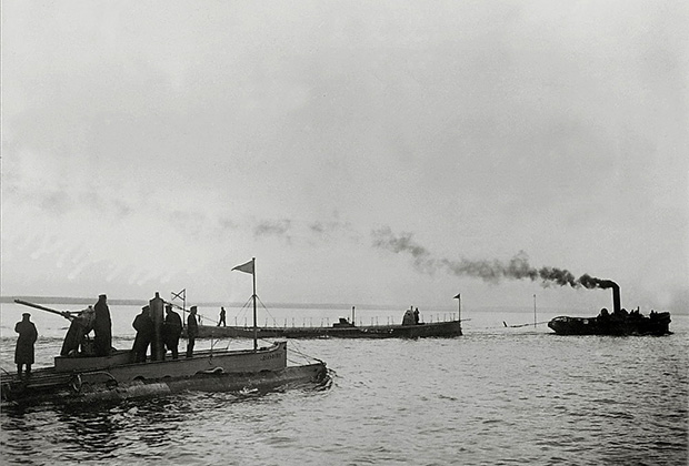 «Дельфин» и «Касатка» (в центре) на испытаниях на Балтике. 1904 год