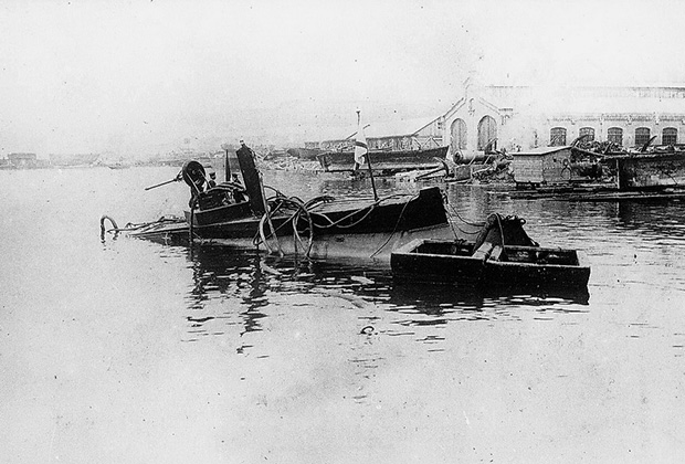 «Дельфин» после подъема. Июль 1904 года. 