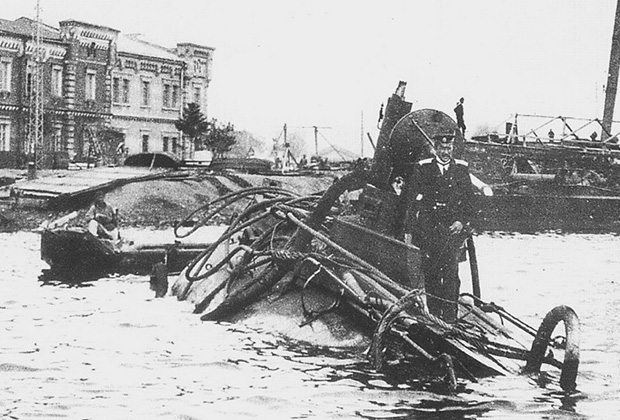 Владивосток, лето 1905 года. «Дельфин» после подъема