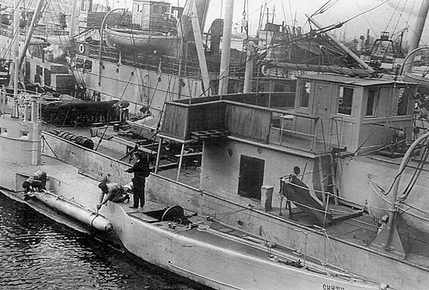 Подводная лодка «Скат» (проекта «Касатка») устанавливает торпеды. 1905 год