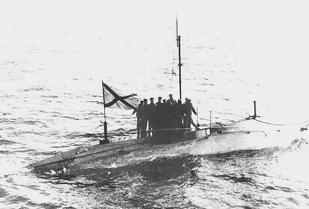Подводная лодка «Сом» (изготовлена по проекту Холланда) во время смотра. 1904 год