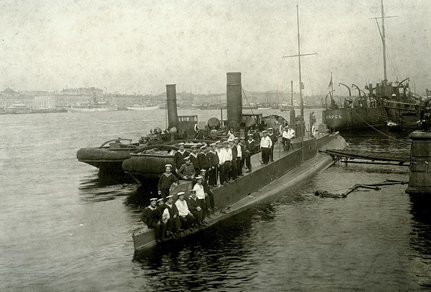 Подводная лодка тип «Касатка» на Неве. 1905 год