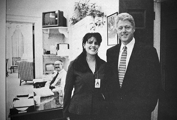 Сотрудница Белого дома Моника Левински, ставшая участницей общественно-политического скандала, возникшего по поводу ее сексуальной связи с Биллом Клинтоном, 1998 год
