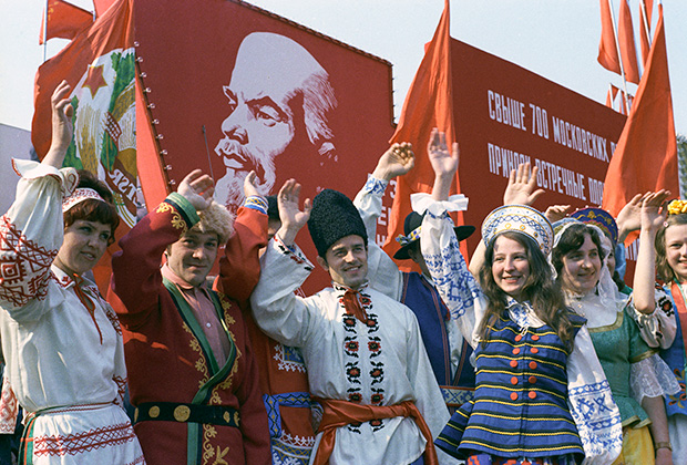 Демонстранты в национальных костюмах народов союзных республик на Красной площади, 1974 год