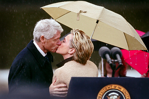 «Я плакала и кричала на него» Как Клинтоны сохранили брак вопреки секс-скандалам и стали одной из самых богатых семей в США