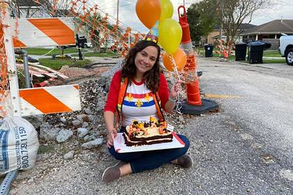 Женщина отпраздновала годовщину незаконченного ремонта дороги