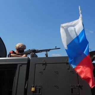 Российская бронетехника на патруле в Идлибе
