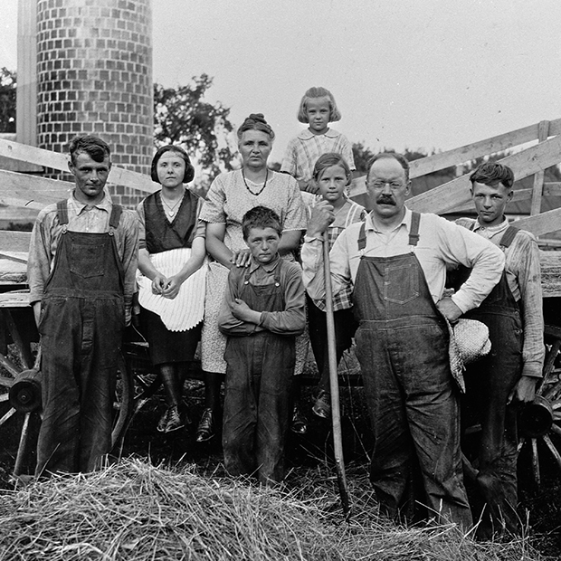 Американский фермер и политик Магнус Джонсон с семьей. Первая половина XX века