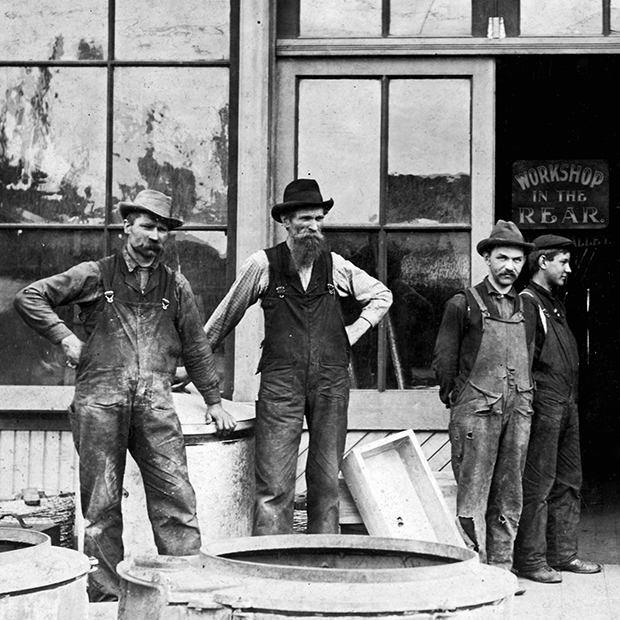 Рабочие в комбинезонах. Около 1915 года