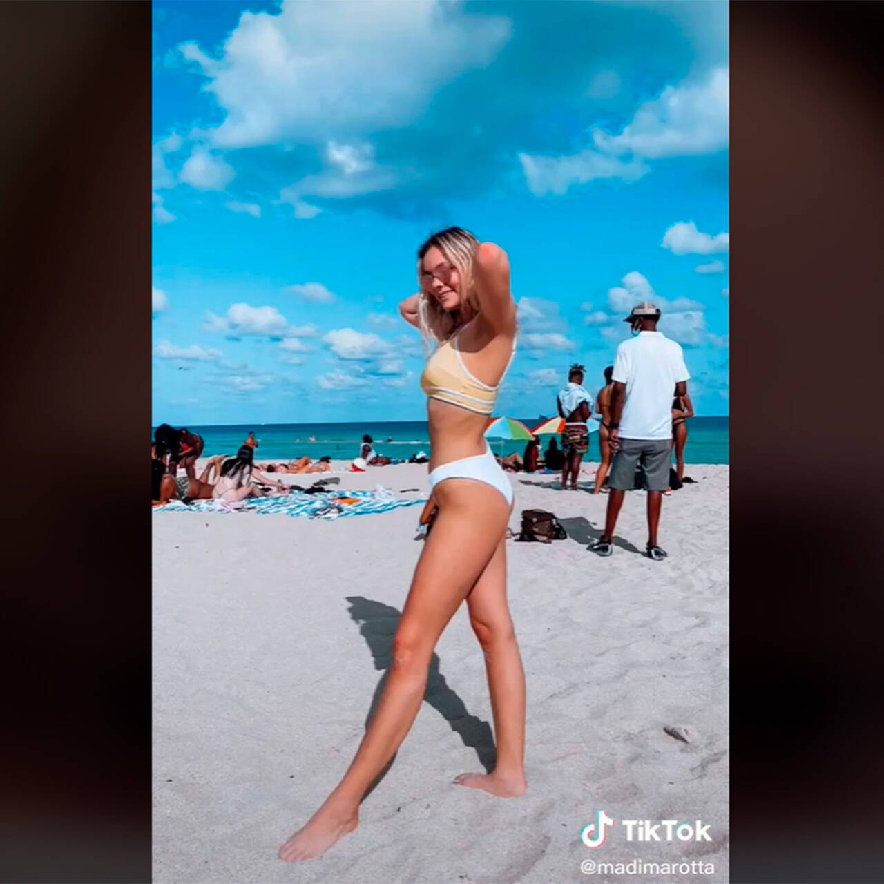  icdn.ru girls beach Неожиданная деталь на «милой фотографии в бикини» повеселила интернет:  Coцсети: Интернет и СМИ: Lenta.ru