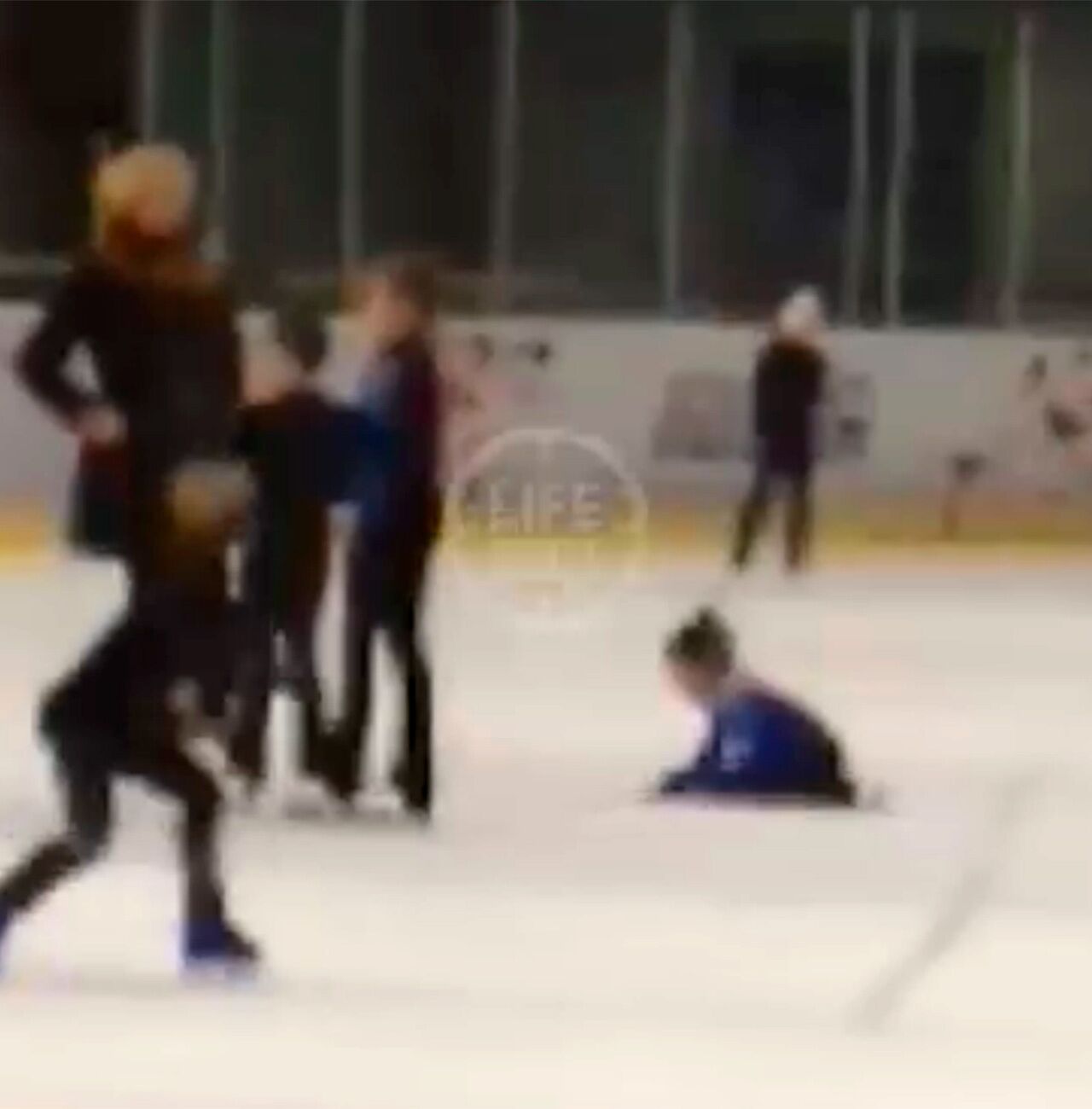 Умерла тренер по фигурному катанию. Ребенок и тренер на льду. Тренер швырнул ребенка на лед видео.