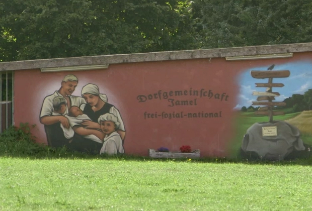 Надпись «Деревенская община Ямель. Свободная, социальная, национальная»