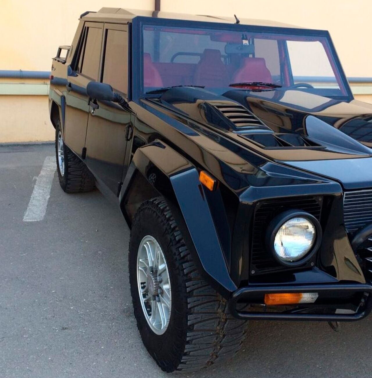 Lamborghini lm700