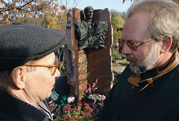 Отец Дмитрия Холодова Юрий Холодов и главный редактор «МК» Павел Гусев (слева направо) на Троекуровском кладбище, у могилы Дмитрия Холодова