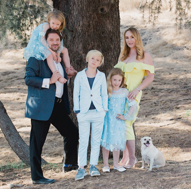 Дженна Карвунидис с мужем, детьми и собакой
