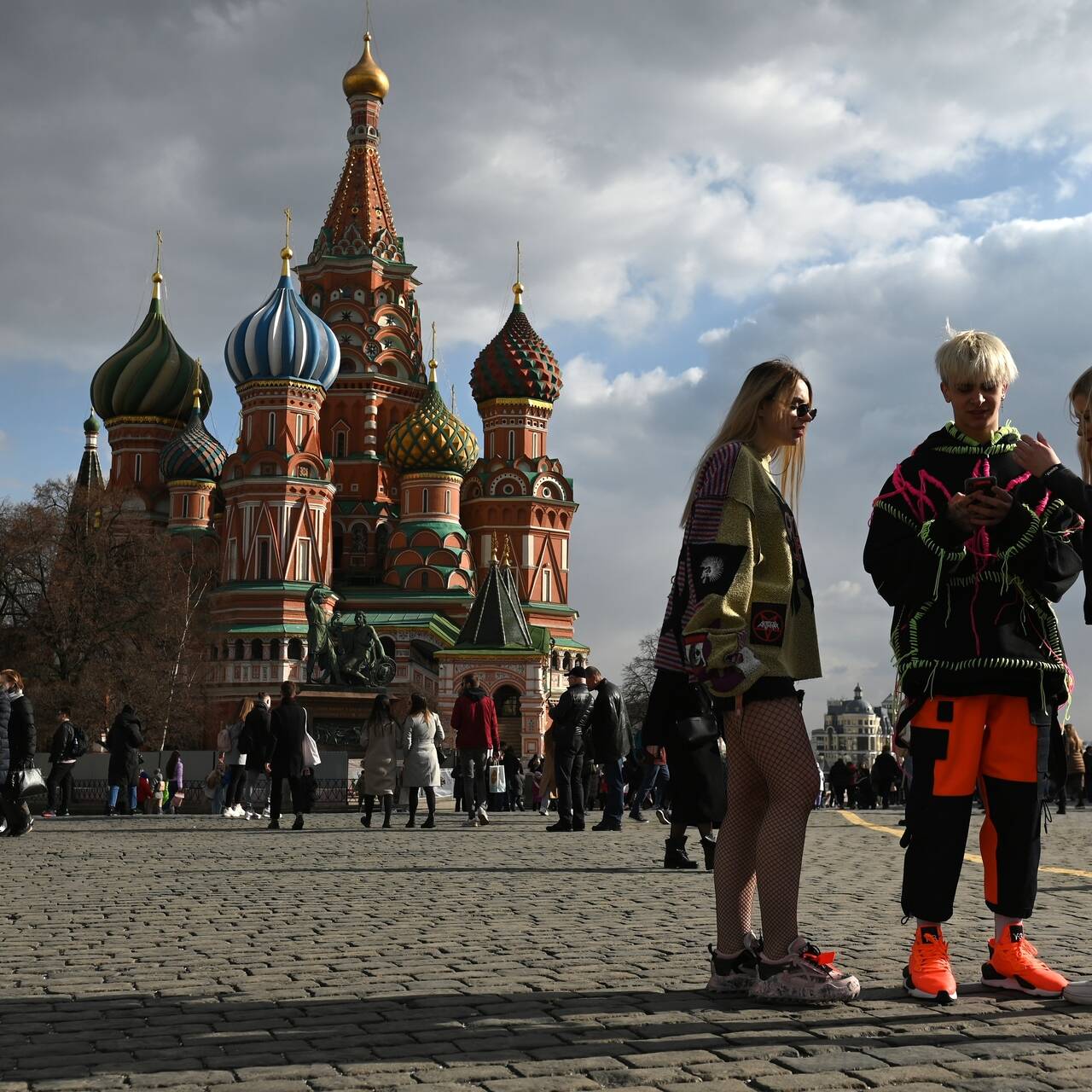 Почему перекрыта красная площадь. Русские на красной площади. Танцы на красной площади. Танец на красной площади Москвы. Народ на красной площади.