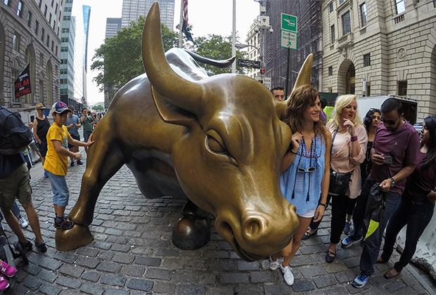 Статуя быка в Нью-Йорке, символ роста фондового рынка