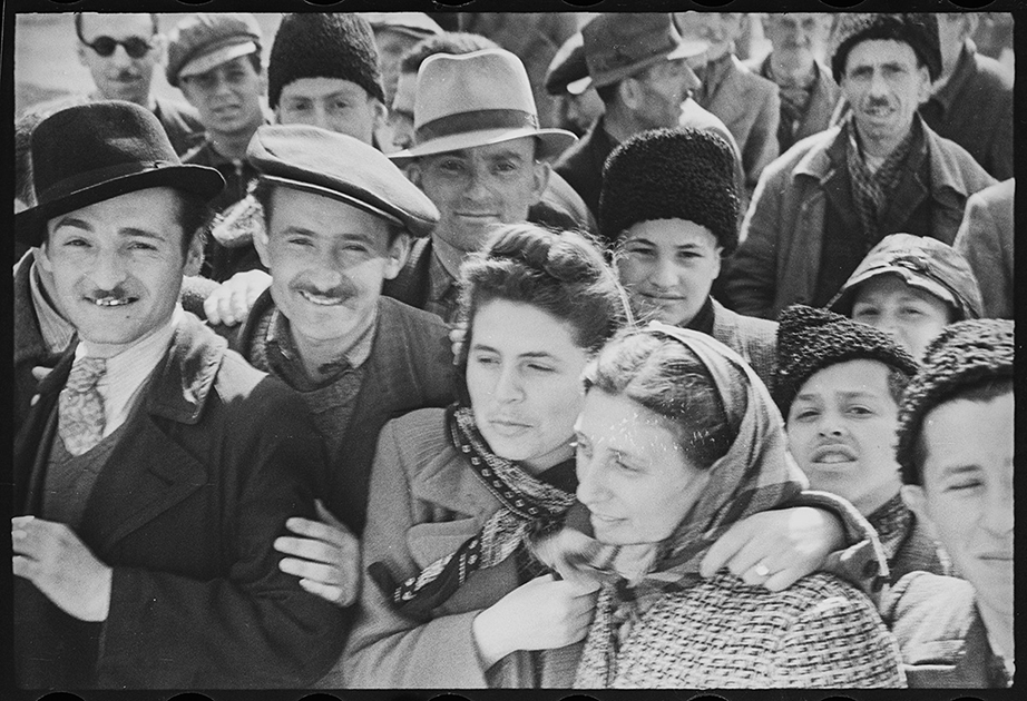 Мирные жители встречают советских солдат. Ботошани, Румыния. Апрель 1944 года.


