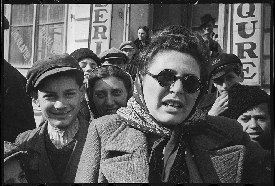 Жители города встречают советских солдат. Ботошани, Румыния. Апрель 1944 года.

