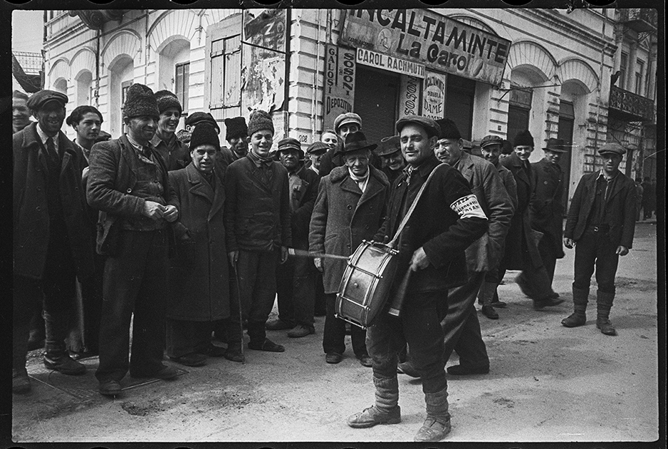 Дружинники с барабанами. Ботошани, Румыния. Апрель 1944 года.

