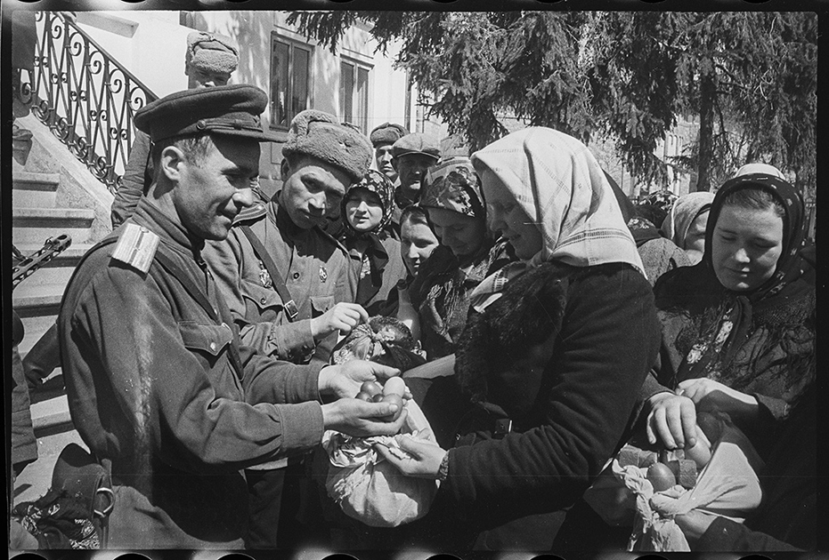 Женщины принесли подарки раненым солдатам. Ботошани, Румыния. Апрель 1944 года.
