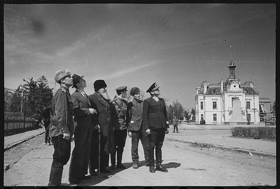 Префект и военный комендант инспектируют город. Ботошани, Румыния. Апрель 1944 года.
