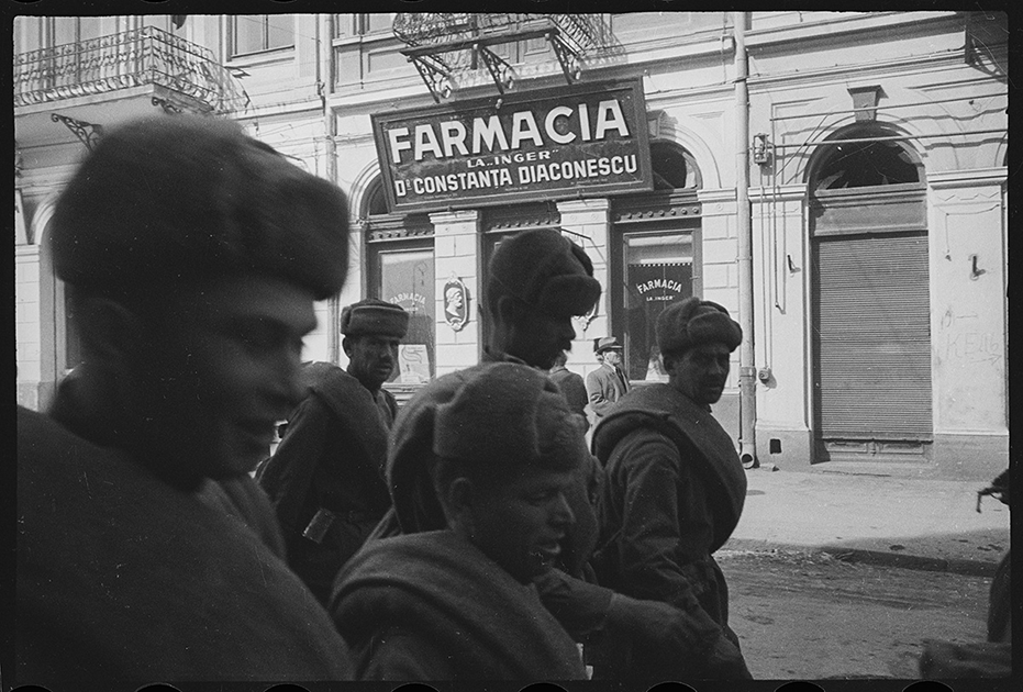 Советские солдаты на улице освобожденного города. Ботошани, Румыния. Апрель 1944 года.
