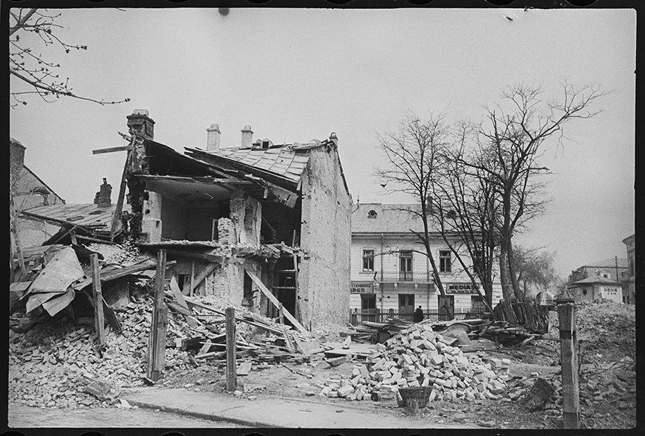 Жилые дома, разрушенные немецкой бомбардировкой. Ботошани, Румыния. Апрель 1944 года.

