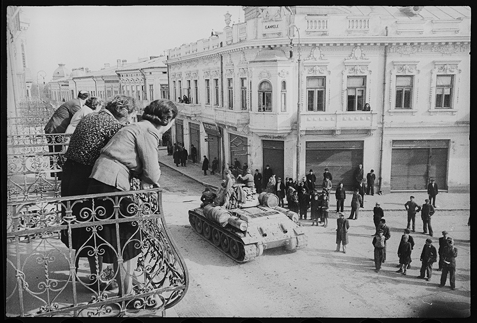 Местные жители с балконов смотрят на советский танк Т-34. Ботошани, Румыния. Апрель 1944 года.