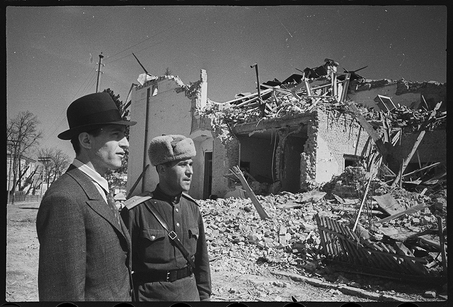 Примар (мэр) Ботошани Кароль Артбергер и советский офицер. Румыния. Апрель 1944 года.

