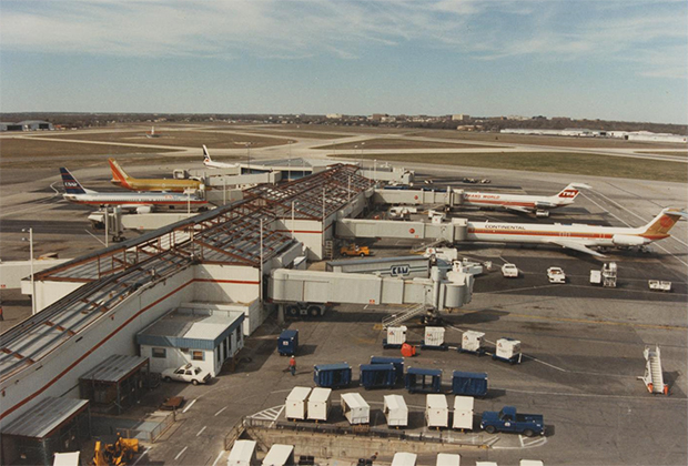 Аэропорт Роберта Мюллера, 1998 год