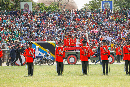 Жители Танзании пришли на похороны президента и умерли