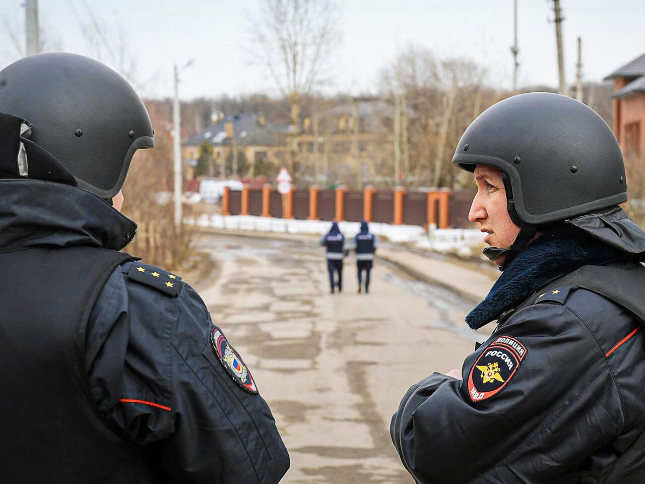 В Мытищах спецназ взял штурмом коттедж Его хозяин отбивался от силовиков 12  часов и погиб после обстрела из гранатомета: Криминал: Силовые структуры:  Lenta.ru