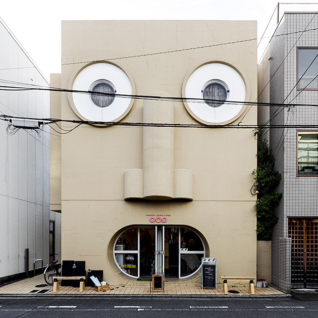 Дом с изображением лица на фасаде для графического дизайнера в 1974 году придумал японский архитектор Кадзумаса Ямасита (Kazumasa Yamashita). Он построил в городе Киото прямоугольную конструкцию из железобетона и с помощью стекла и декора «очеловечил» постройку: окна сделаны в виде глаз, двери — в виде рта. Наибольшую трудность у создателя вызвал нос: Ямасита реализовал его при помощи трех колонн, изображающих переносицу и ноздри. Внутри двухэтажного дома умещаются кухня, гостиная, совмещенная со столовой, ванная комната, спальни и рабочие зоны.