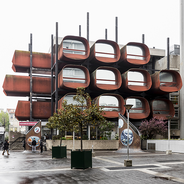 В 1976 году в пригороде Парижа Монтрее появилось необычное здание консерватории. Над проектом работали архитекторы Клод Ле Гоа (Claude Le Goas) и Роберт Безу (Robert Bezou). Постройка представляет собой красные трубчатые конструкции из металла, соединенные бетонными балками. В основе концепции лежит идея противостояния легкости и массивности. Внутри здания располагаются концертные залы и учебные классы. Ле Гоа и Безу намеренно изолировали каждую «трубу», чтобы в помещениях можно было играть на музыкальных инструментах, не мешая коллегам.