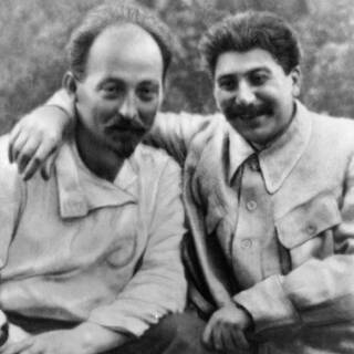 Иосиф Сталин (справа) и Феликс Дзержинский (слева)