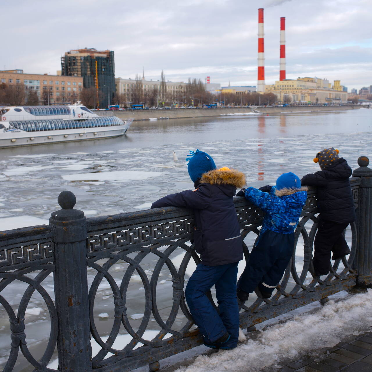 Паводок москва. Март в Москве. Половодье на Москве реке. Москва в марте. Москва март 2021.