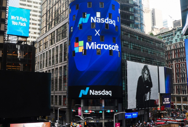 NASDAQ MarketSite на Таймс-сквер в Нью-Йорке. Во время IPO на бирже NASDAQ на экране ведутся прямые трансляции
