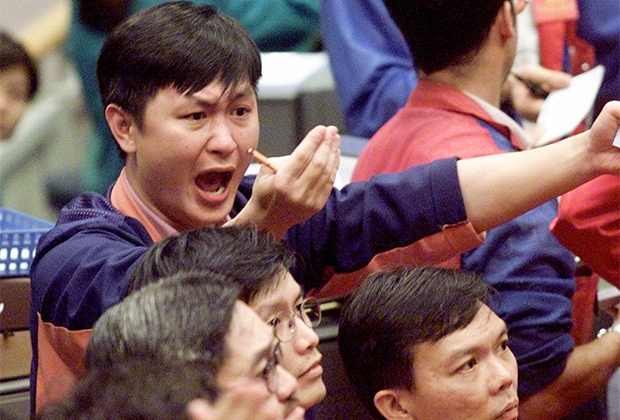 Трейдер в торговом зале Сингапурской международной биржи (SIMEX) во время обвала «пузыря доткомов» в 2000 году