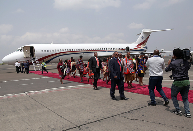 Мсвати III прибыл на 29-й саммит Африканского союза на личном самолете. Международный аэропорт Боле в Аддис-Абебе, Эфиопия, 2 июля 2017 года