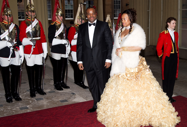 Король Свазиленда Мсвати III и Ламбикиза в Букингемском дворце 18 мая 2012 года 