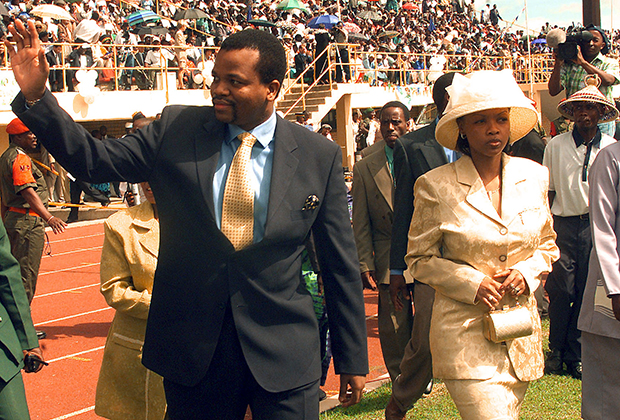 Король Свазиленда Мсвати III и одна из его жен прибывают на королевскую свадебную церемонию короля Лесото Мотсененга в Масеру, 18 февраля 1996 года