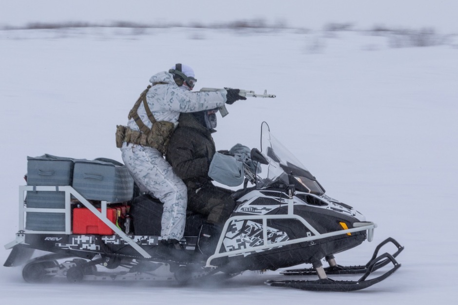 Спецназ атаковал террористов сразу со льда — на снегоходах и специальных «арктических багги».
