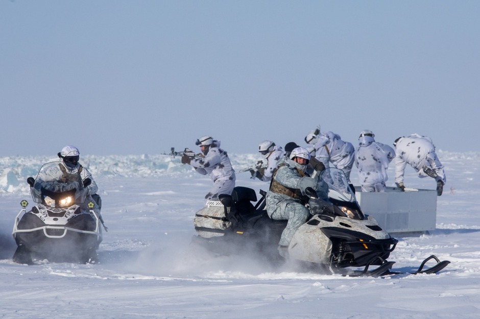 В условиях крайне низких температурах Арктической зоны росгвардейцам предстоит отработать вопросы организации холодных ночевок, парашютного десантирования, а также использования специальных транспортных средств.