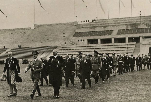 Гитлер и члены МОК осматривают новый Олимпийский стадион в Берлине