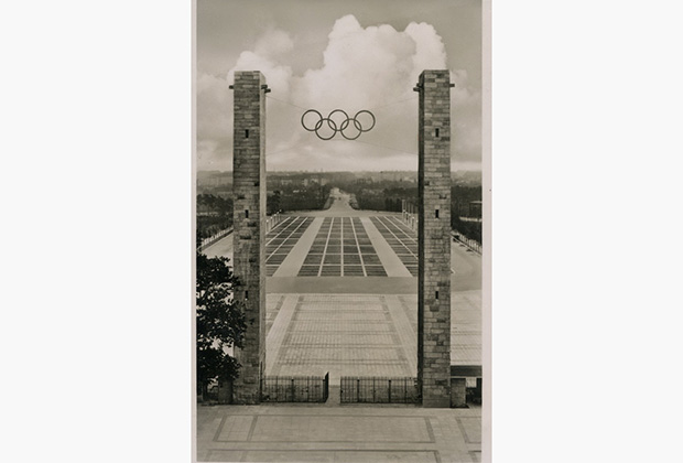 Олимпийский стадион в Берлине. Колонны сохранились до сих пор