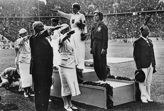 2 августа 1936 года. Вручение наград победителям в метании копья у женщин